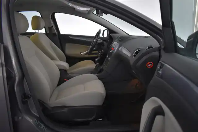 Ruskea (beige) Sedan, Ford Mondeo – IKA-446