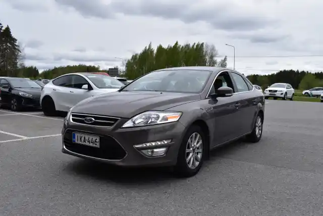 Ruskea (beige) Sedan, Ford Mondeo – IKA-446