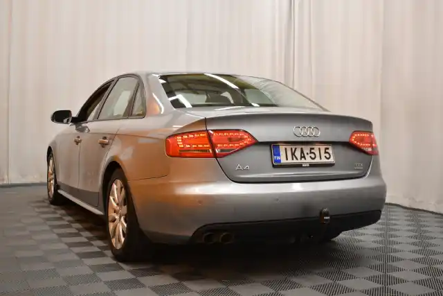 Harmaa Sedan, Audi A4 – IKA-515