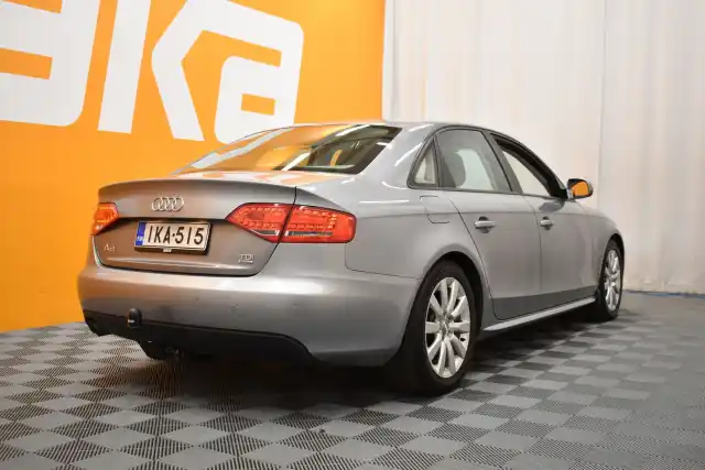 Harmaa Sedan, Audi A4 – IKA-515