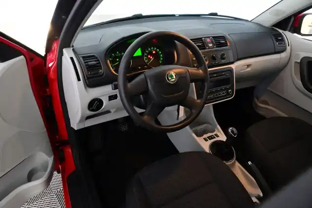 Monivär. Viistoperä, Skoda Fabia – IKA-782