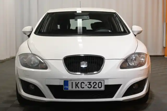 Valkoinen Viistoperä, Seat Leon – IKC-320