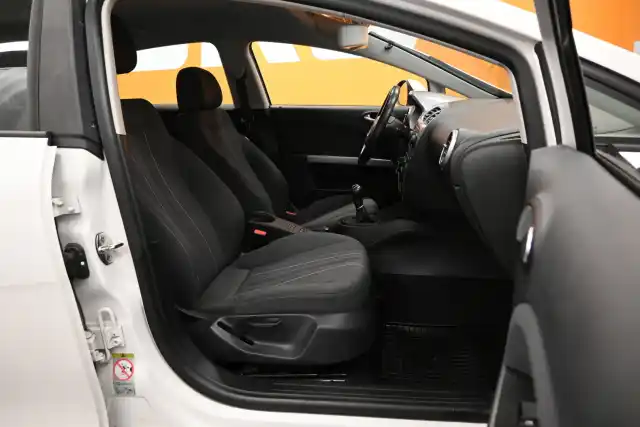 Valkoinen Viistoperä, Seat Leon – IKC-320