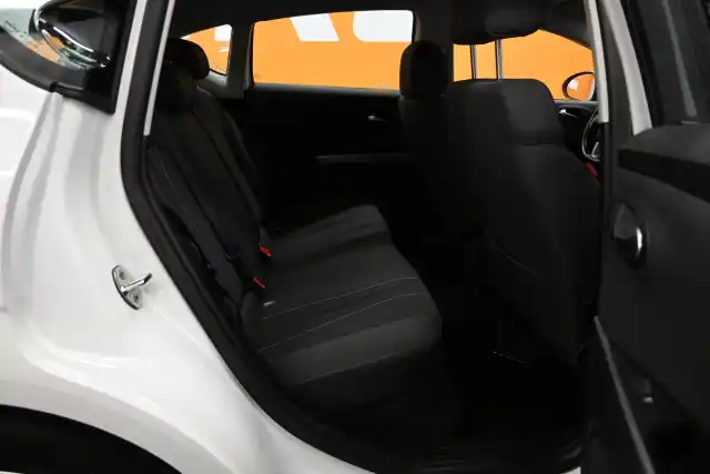 Valkoinen Viistoperä, Seat Leon – IKC-320