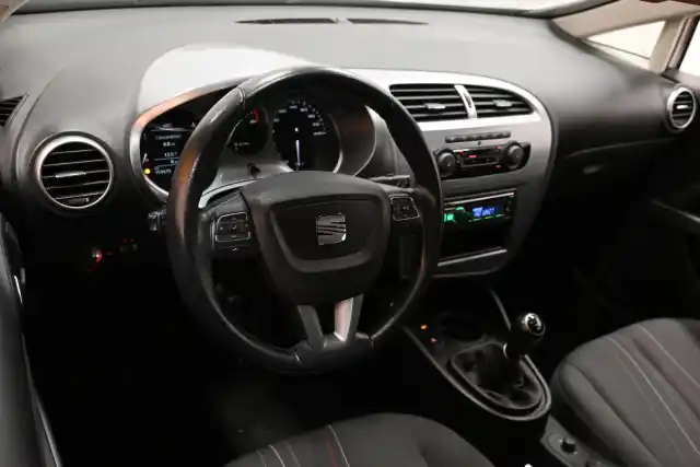 Valkoinen Viistoperä, Seat Leon – IKC-320