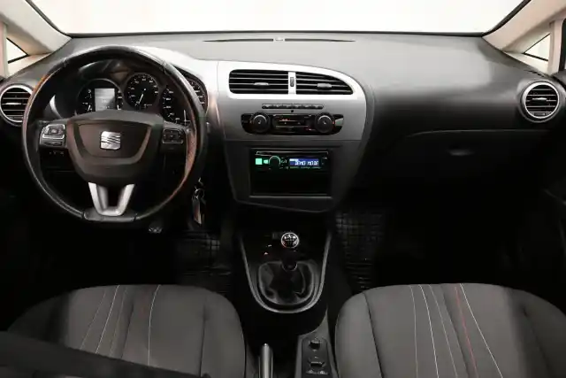 Valkoinen Viistoperä, Seat Leon – IKC-320