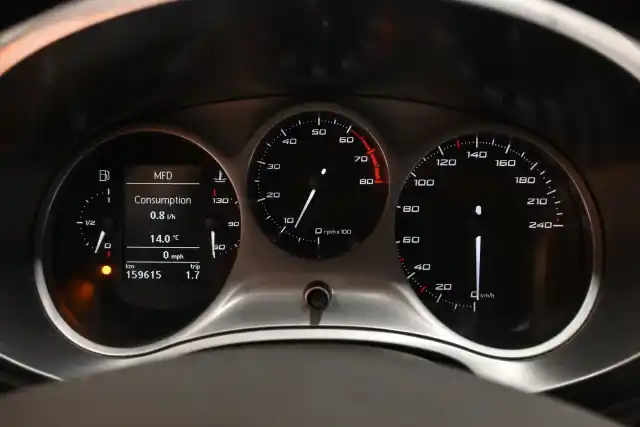 Valkoinen Viistoperä, Seat Leon – IKC-320