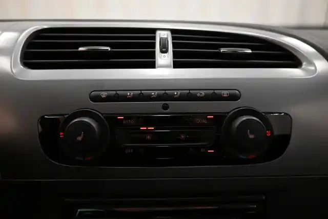 Valkoinen Viistoperä, Seat Leon – IKC-320