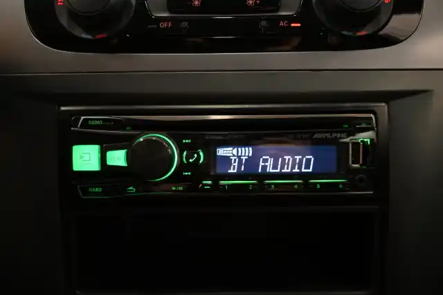 Valkoinen Viistoperä, Seat Leon – IKC-320