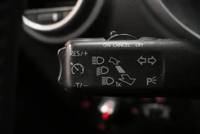 Valkoinen Viistoperä, Seat Leon – IKC-320