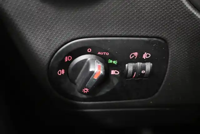 Valkoinen Viistoperä, Seat Leon – IKC-320
