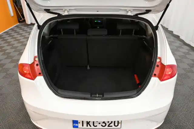 Valkoinen Viistoperä, Seat Leon – IKC-320