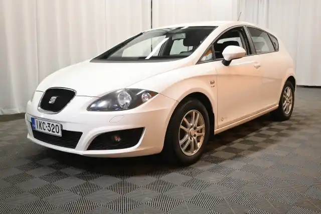 Valkoinen Viistoperä, Seat Leon – IKC-320