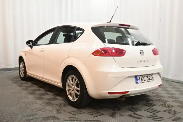 Valkoinen Viistoperä, Seat Leon – IKC-320