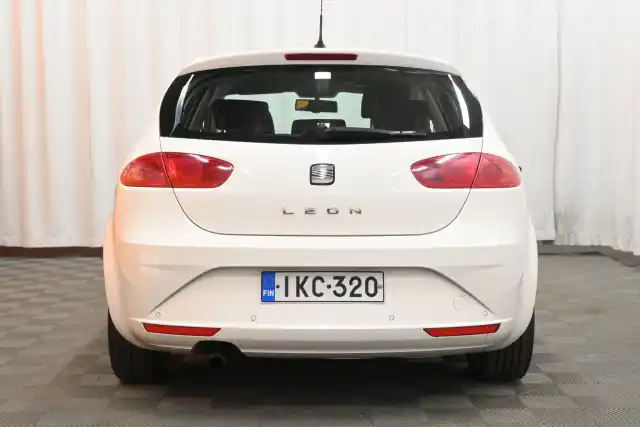 Valkoinen Viistoperä, Seat Leon – IKC-320