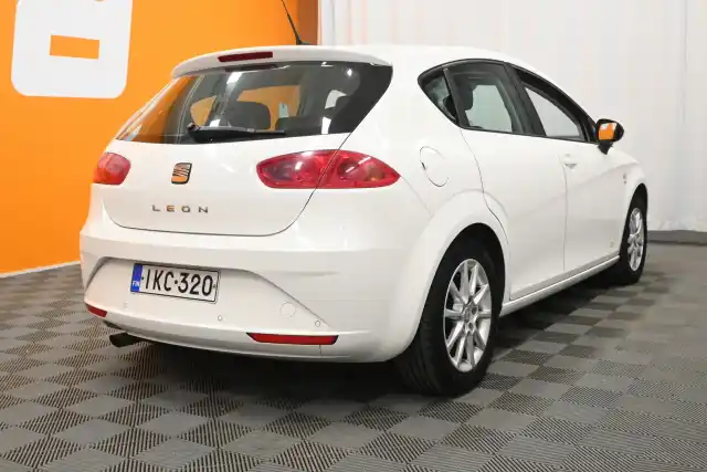 Valkoinen Viistoperä, Seat Leon – IKC-320