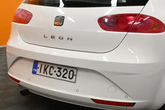 Valkoinen Viistoperä, Seat Leon – IKC-320