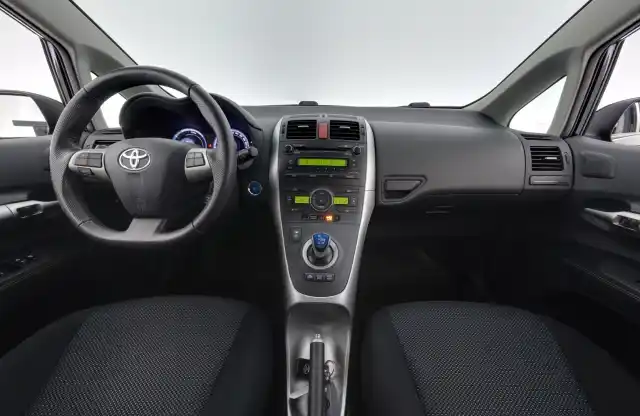 Musta Viistoperä, Toyota Auris – IKE-690