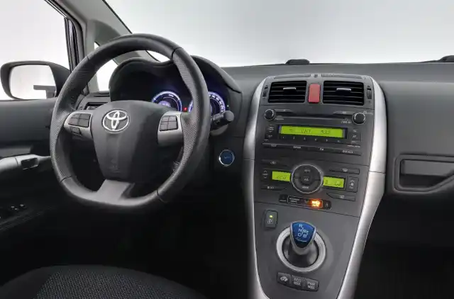 Musta Viistoperä, Toyota Auris – IKE-690