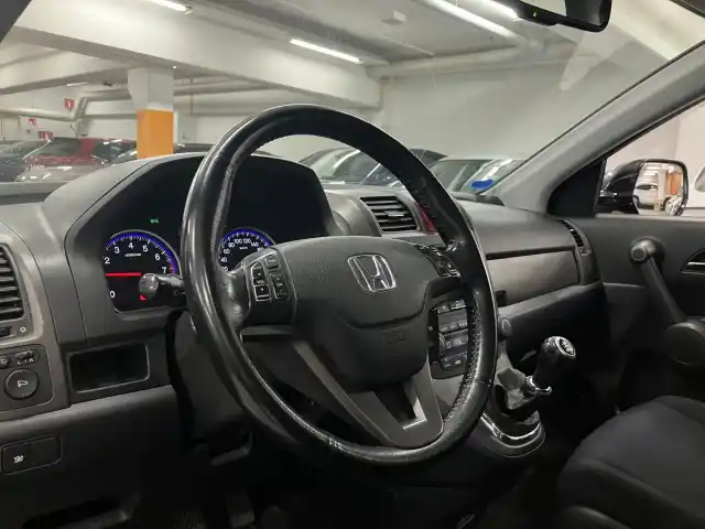 Musta Maastoauto, Honda CR-V – IKJ-213