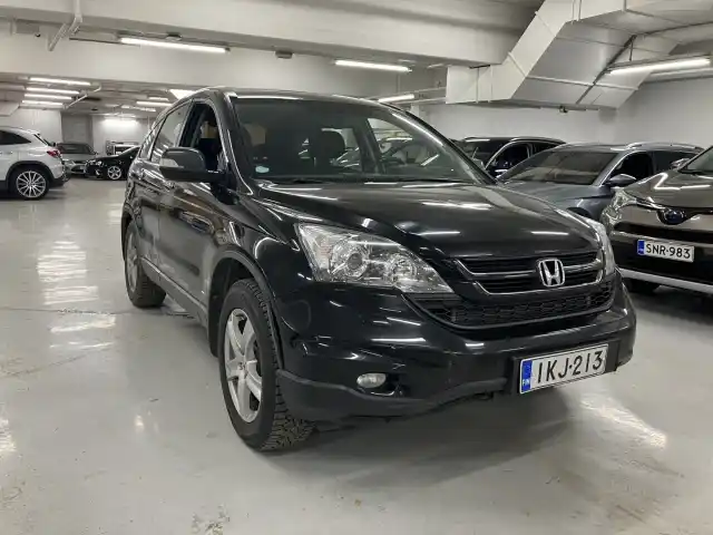 Musta Maastoauto, Honda CR-V – IKJ-213