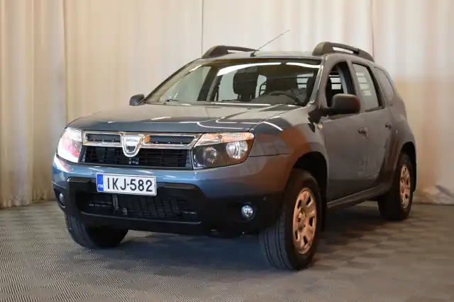 Sininen Maastoauto, Dacia Duster – IKJ-582