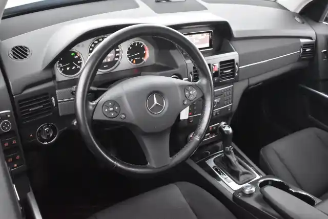 Harmaa Maastoauto, Mercedes-Benz GLK – IKJ-612