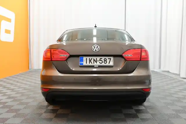 Ruskea Sedan, Volkswagen Jetta – IKN-587