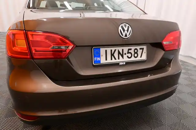 Ruskea Sedan, Volkswagen Jetta – IKN-587