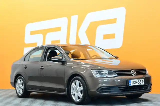 Ruskea Sedan, Volkswagen Jetta – IKN-587