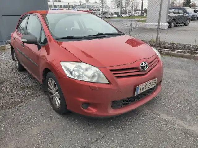 Punainen Viistoperä, Toyota Auris – IKO-243