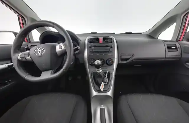 Punainen Viistoperä, Toyota Auris – IKO-243