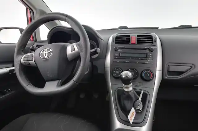 Punainen Viistoperä, Toyota Auris – IKO-243