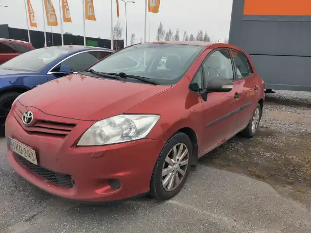 Punainen Viistoperä, Toyota Auris – IKO-243