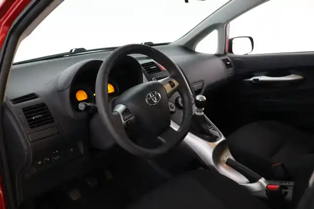 Punainen Viistoperä, Toyota Auris – IKO-243