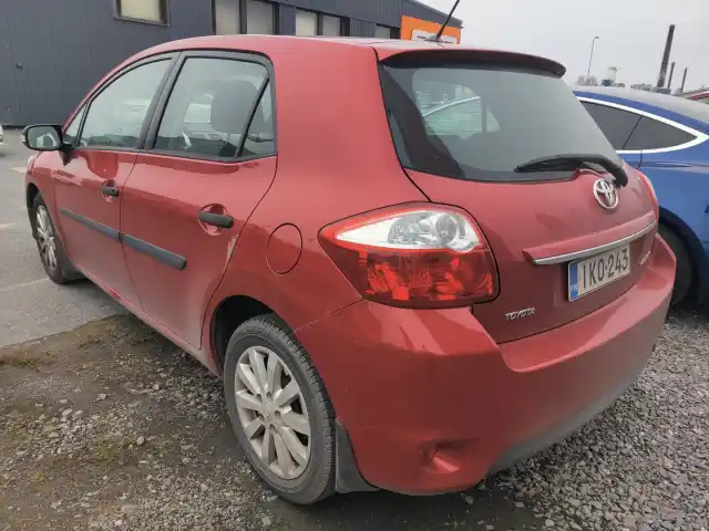 Punainen Viistoperä, Toyota Auris – IKO-243