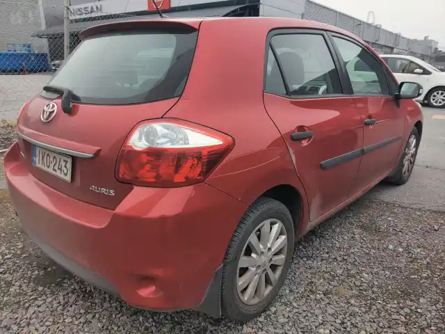 Punainen Viistoperä, Toyota Auris – IKO-243