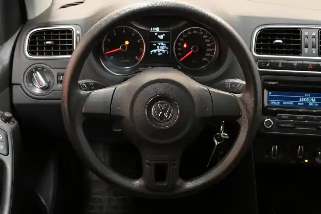 Punainen Viistoperä, Volkswagen Polo – IKO-971