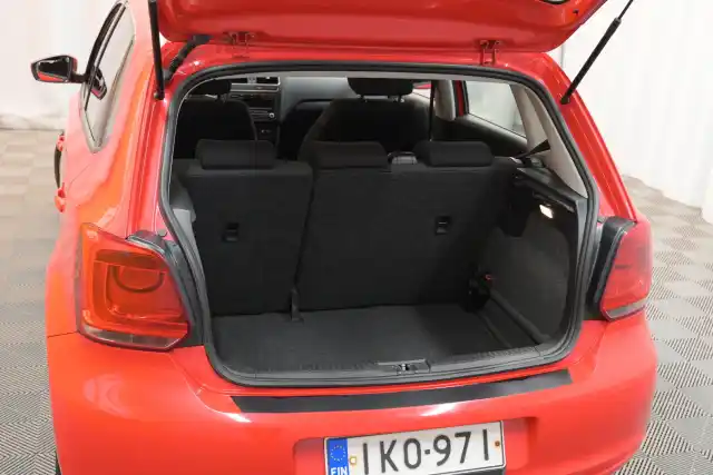 Punainen Viistoperä, Volkswagen Polo – IKO-971