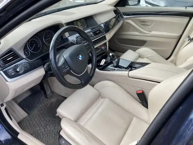 Sininen Sedan, BMW 520 – IKR-108