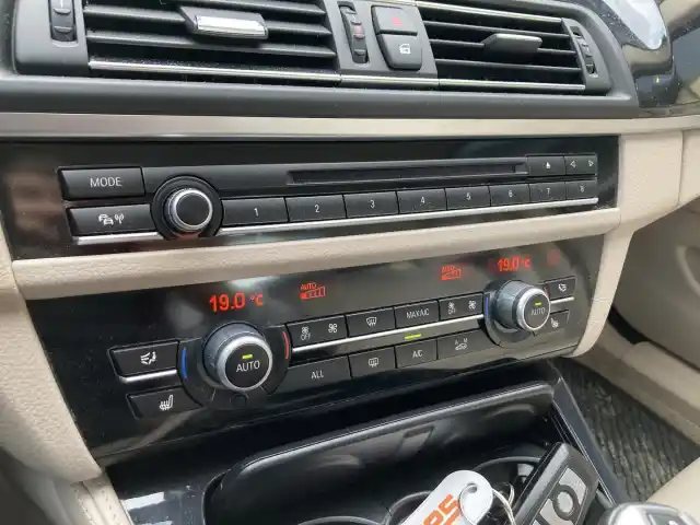 Sininen Sedan, BMW 520 – IKR-108