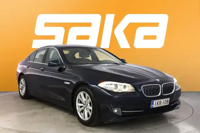 Sininen Sedan, BMW 520 – IKR-108