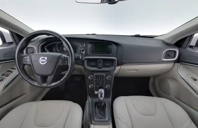 Valkoinen Viistoperä, Volvo V40 – IKR-955