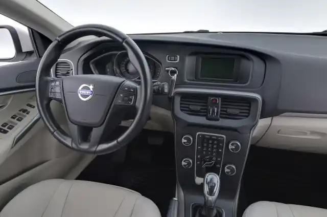 Valkoinen Viistoperä, Volvo V40 – IKR-955