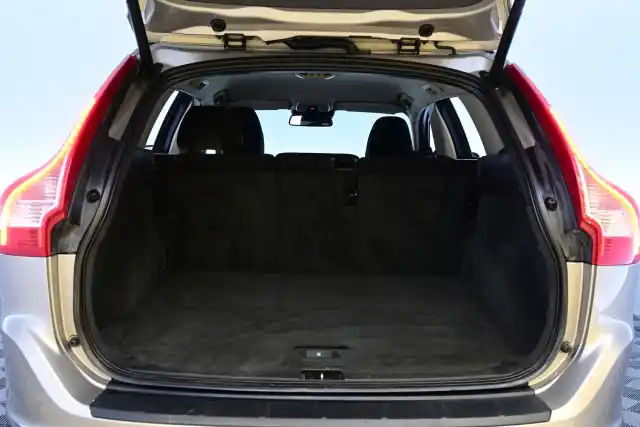 Ruskea (beige) Maastoauto, Volvo XC60 – IKS-116