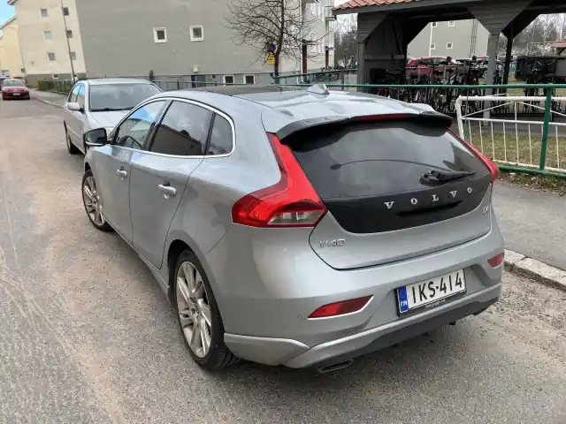 Harmaa Viistoperä, Volvo V40 – IKS-414
