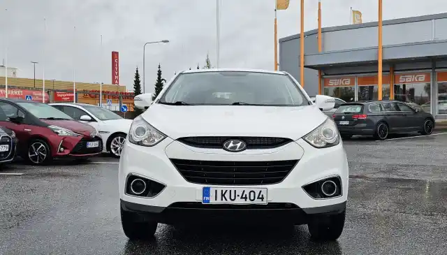 Valkoinen Maastoauto, Hyundai ix35 – IKU-404