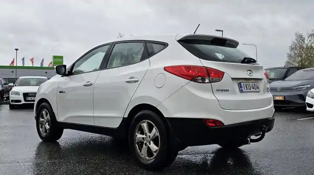 Valkoinen Maastoauto, Hyundai ix35 – IKU-404