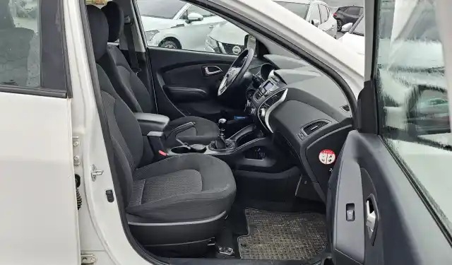 Valkoinen Maastoauto, Hyundai ix35 – IKU-404