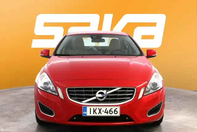 Punainen Sedan, Volvo S60 – IKX-466